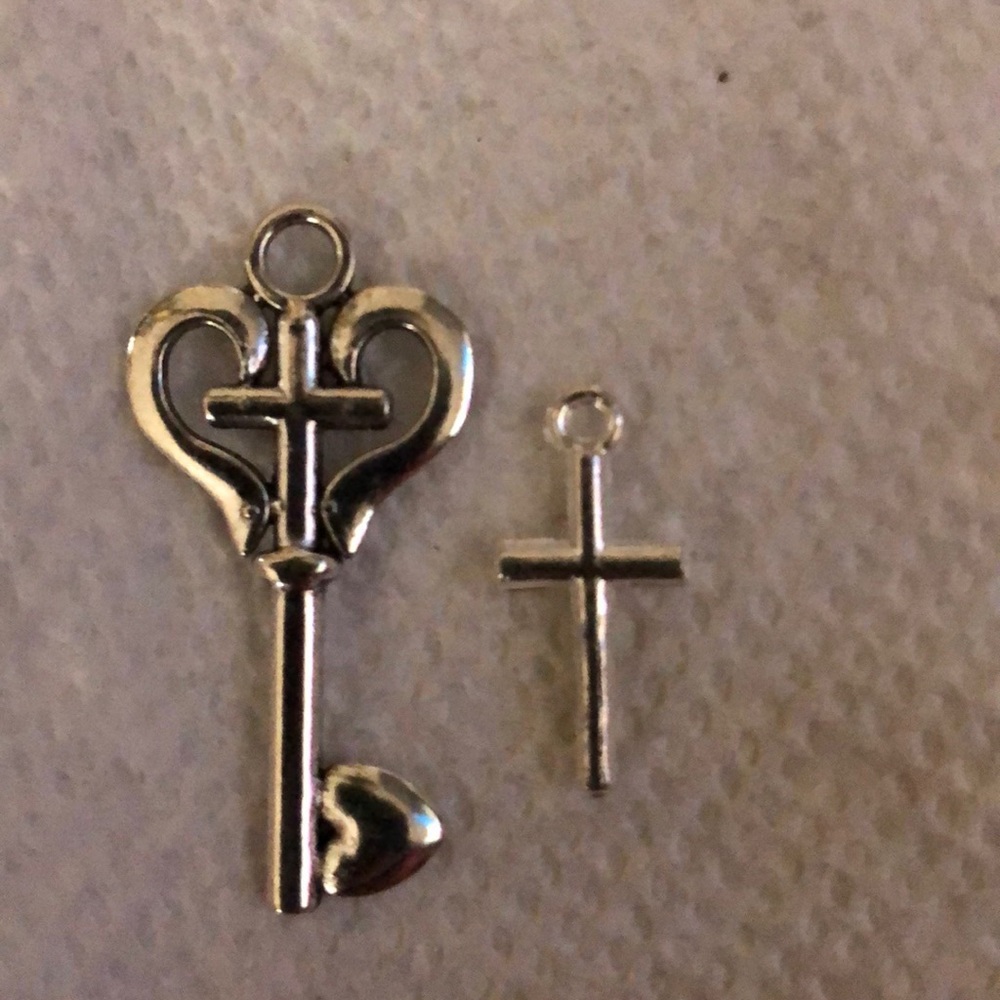 Key style set of 2 silver crosses